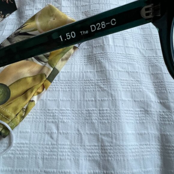 Caddis D-28 Reading Glasses in Heritage Green. - Picture 8 of 9